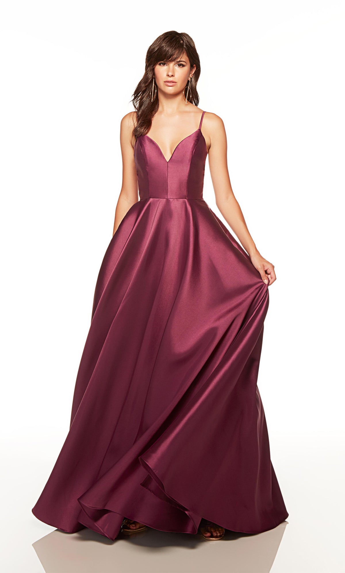 Formal ballgown with pockets in the color black plum.
