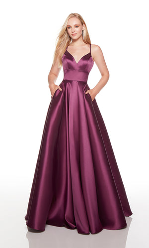 Sweetheart ballgown with pockets in the color black plum.