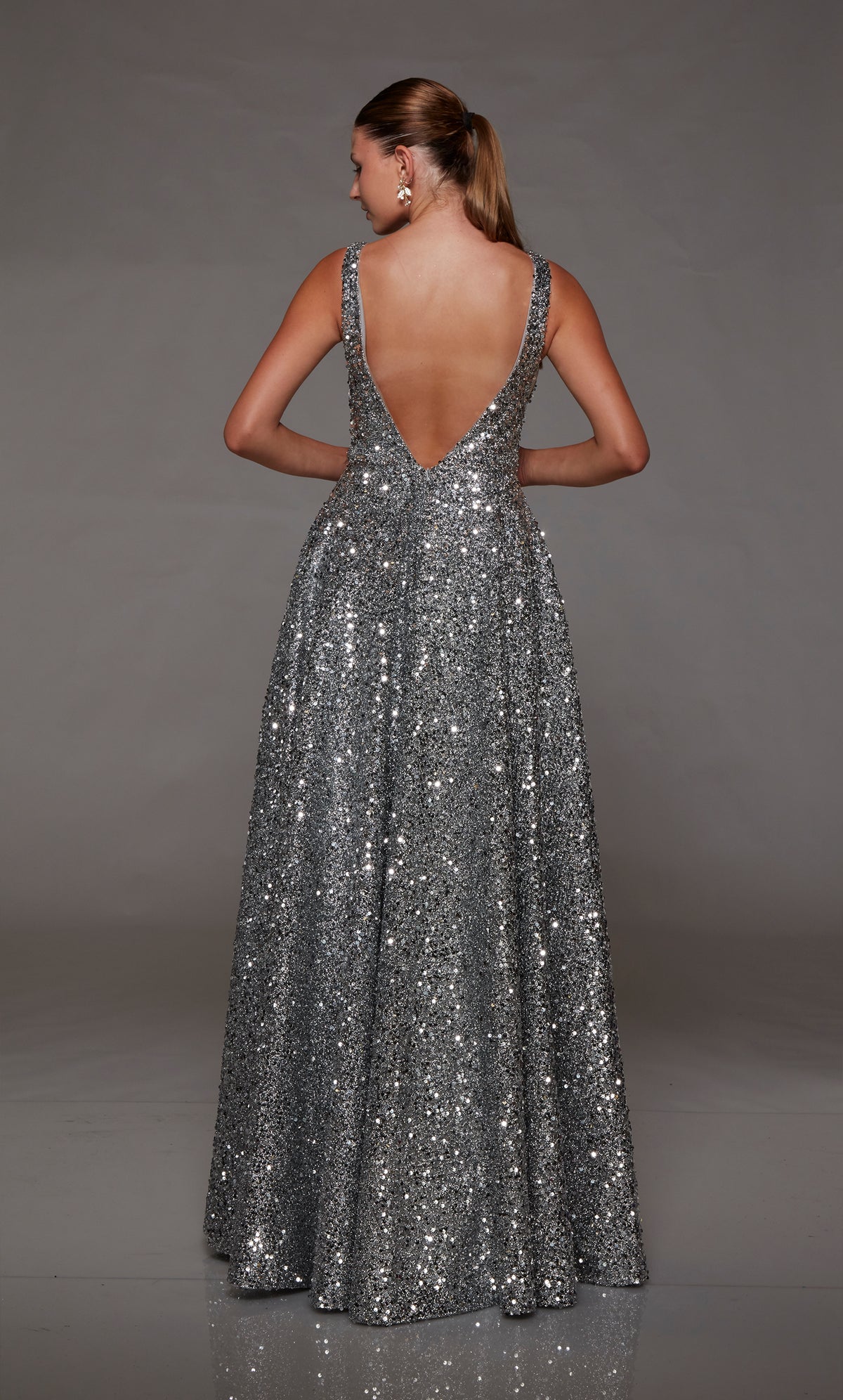 Silver prom dress: A-line silhouette, plunging neckline, front slit, and an chic V-shaped back for an stylish and glam look. Designed by ALYCE Paris.