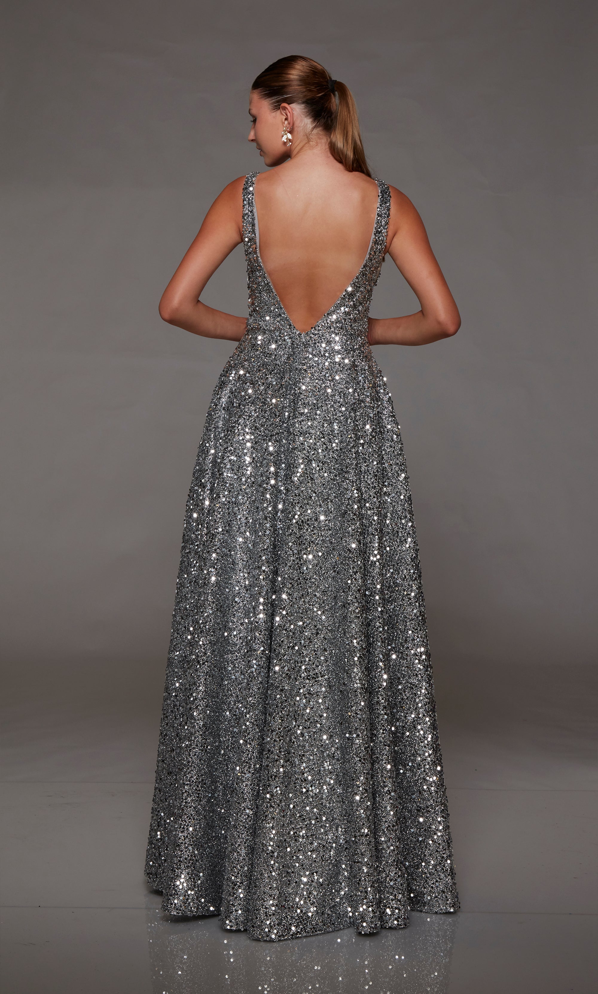 Silver prom dress: A-line silhouette, plunging neckline, front slit, and an chic V-shaped back for an stylish and glam look. Designed by ALYCE Paris.