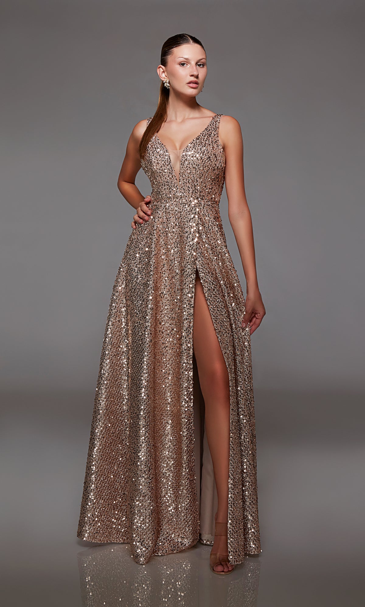 Rose gold prom dress: A-line silhouette, plunging neckline, front slit, and an chic V-shaped back for an stylish and glam look. Designed by ALYCE Paris.