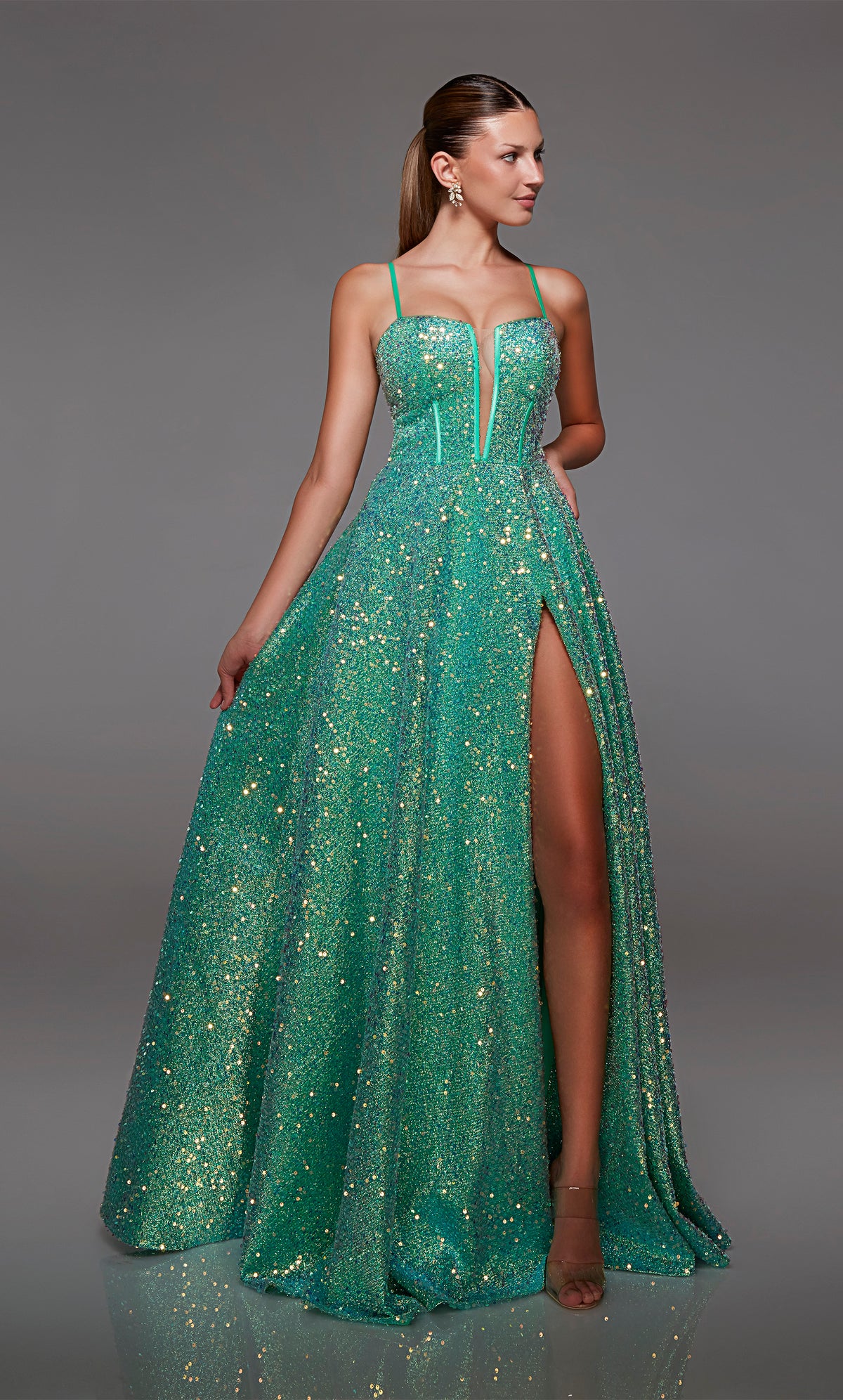 Emerald green prom dress: Plunging corset bodice, high slit, lace-up back, crafted in gorgeous iridescent sequins for an captivating and stylish ensemble.