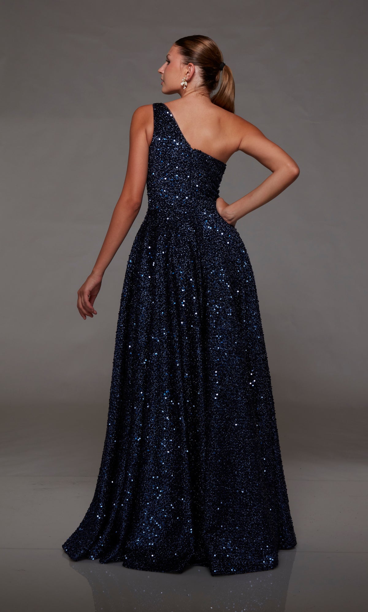 Elegant navy blue one-shoulder gown: High slit, zip-up back, and an slight train in sparkly iridescent sequin fabrication for an glamorous and sophisticated look.