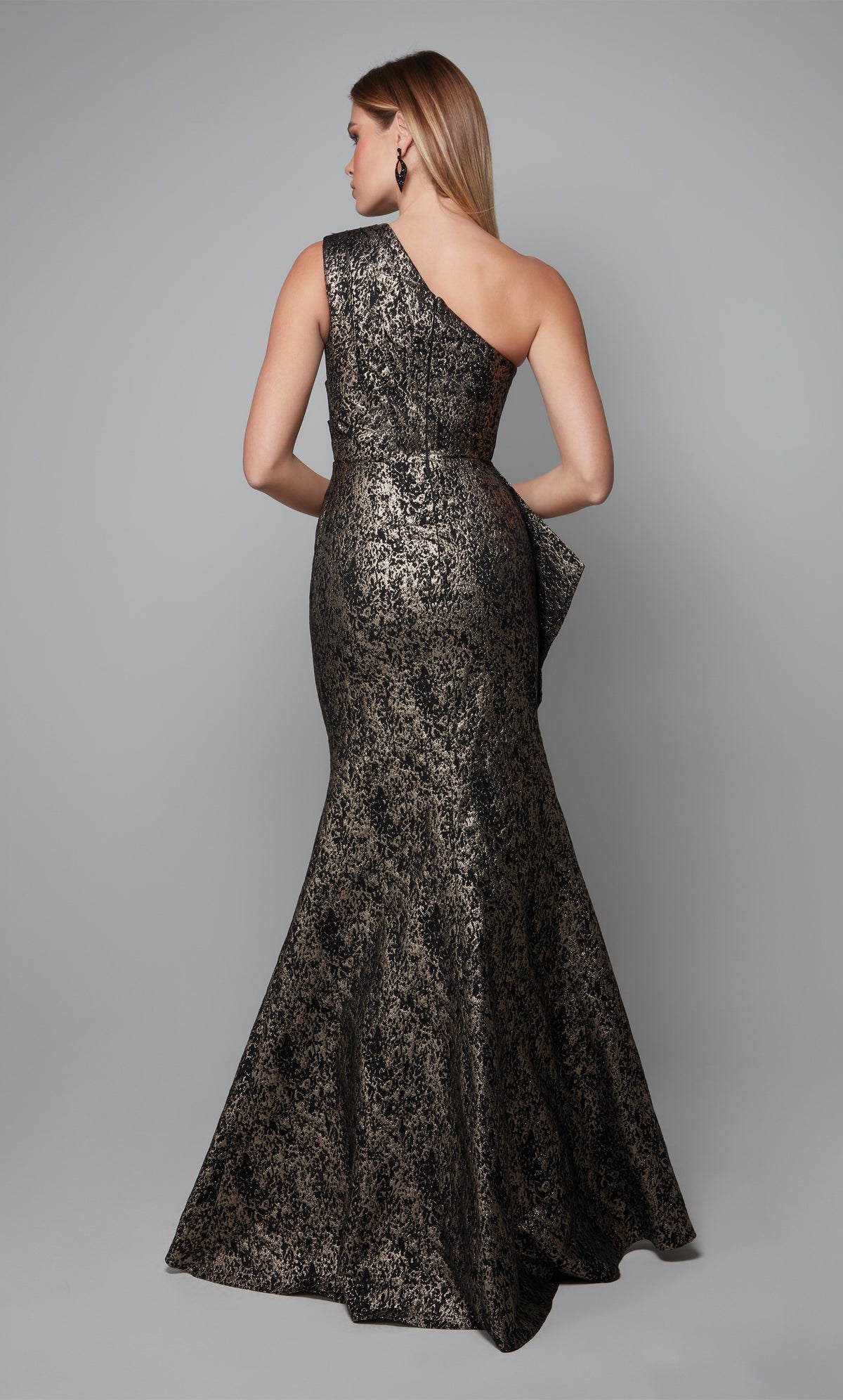 Fit and flare one shoulder jacquard side ruffle gown in black-gold.