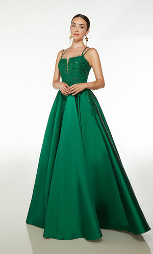 Emerald green prom dress: lace square neck, crisscross spaghetti straps, lace-up back, full mikado skirt—an elegant and stylish ensemble.