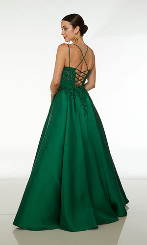 Emerald green prom dress: lace square neck, crisscross spaghetti straps, lace-up back, full mikado skirt—an elegant and stylish ensemble.