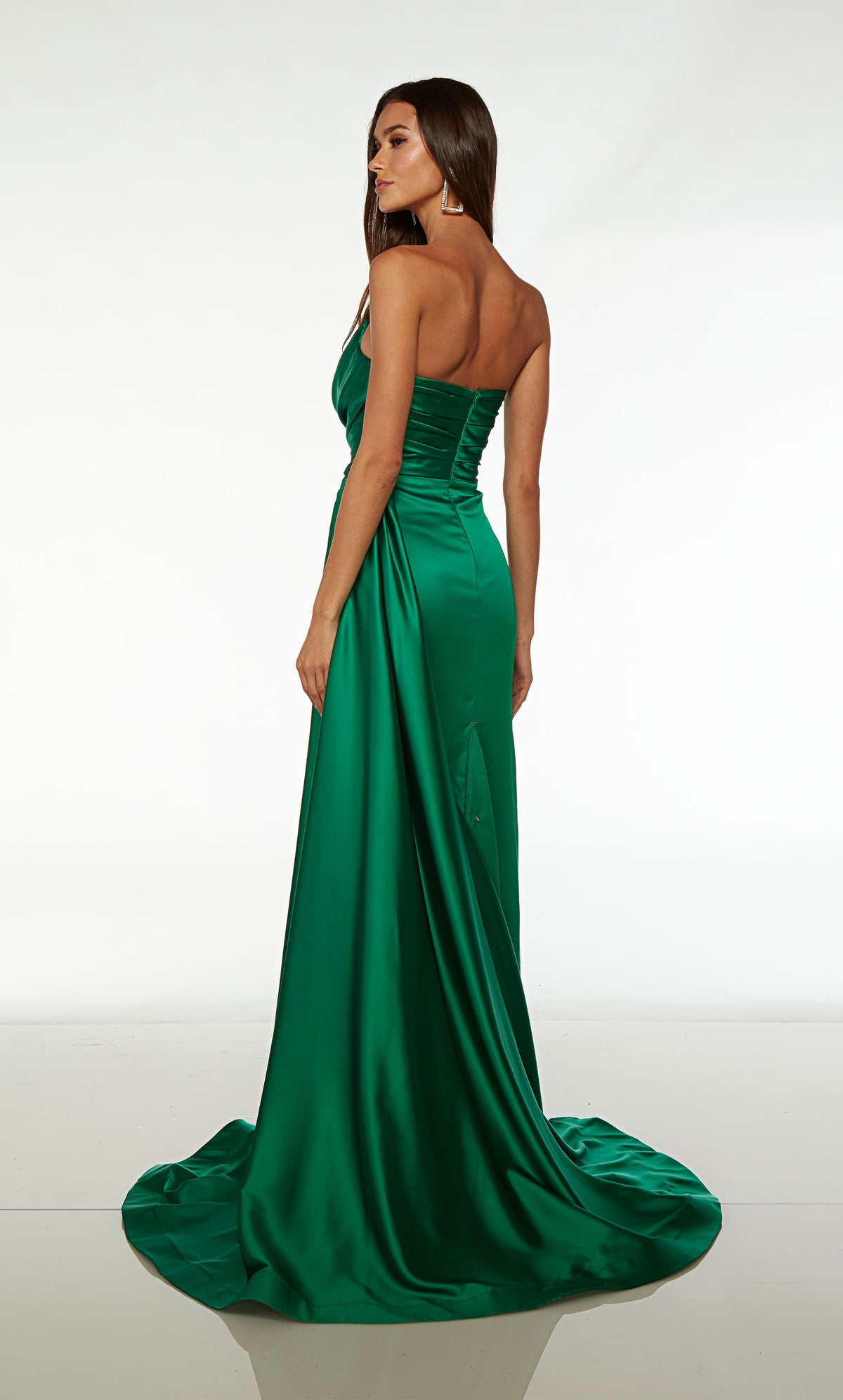 Emerald green satin off-shoulder prom dress: cowl neckline, gathered bodice, slit, detachable straps, side train—an chic and versatile ensemble.