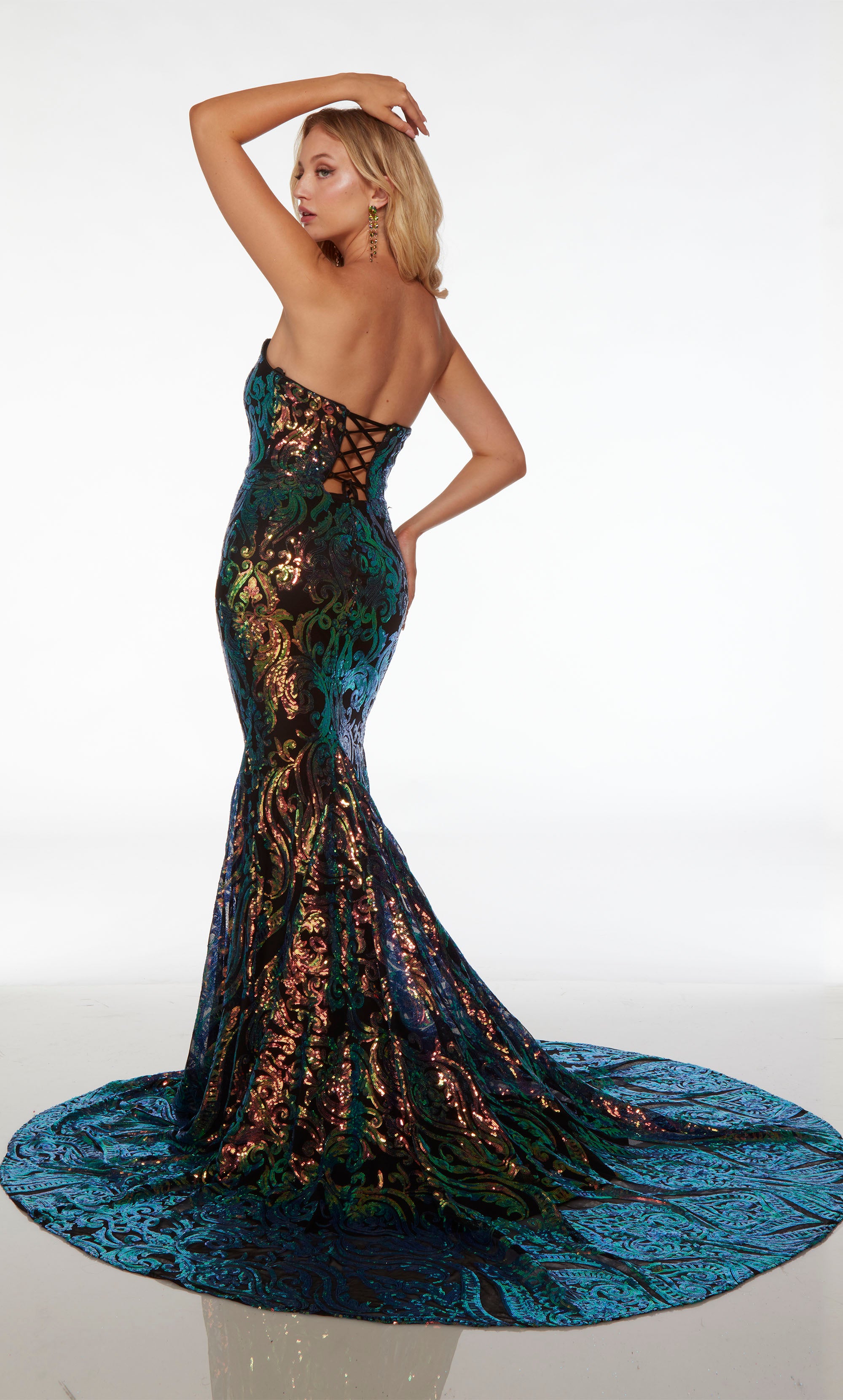 Elegant black mermaid gown: Strapless neckline, fitted bodice, lace-up back, long train, paisley-patterned iridescent sequins.