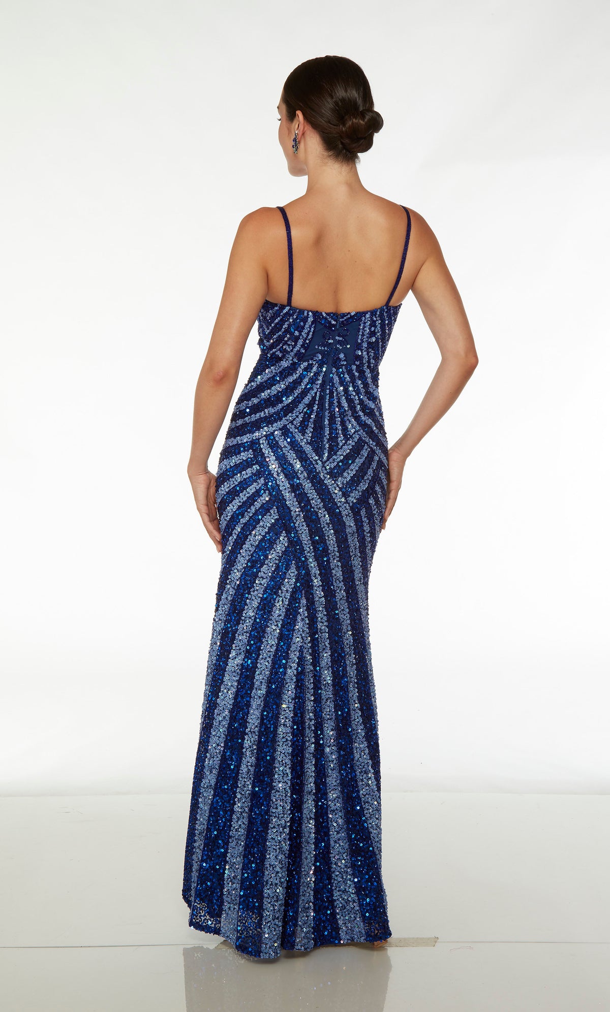 Chic fit-and-flare prom dress in French blue and royal blue sequins: plunging neckline, spaghetti straps, zip-up back—an elegant ensemble.